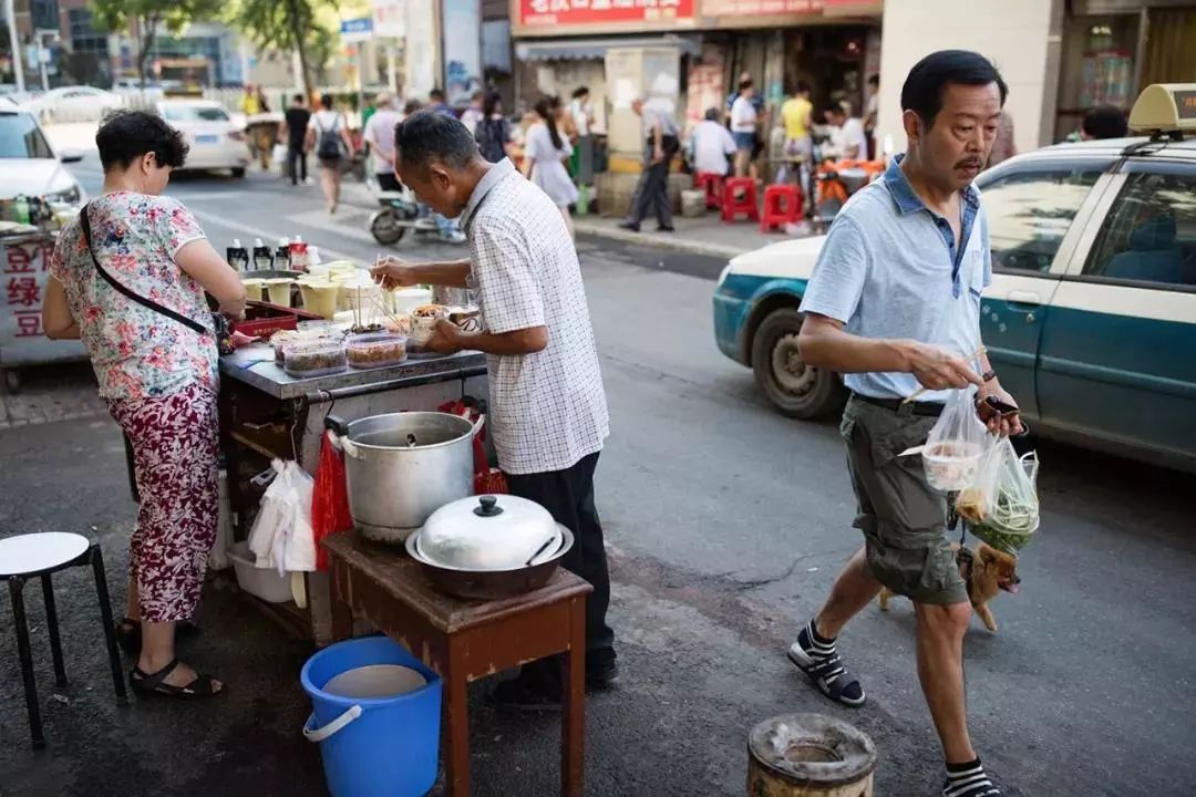 武汉市街头,典型的过早场景/黄宇 摄