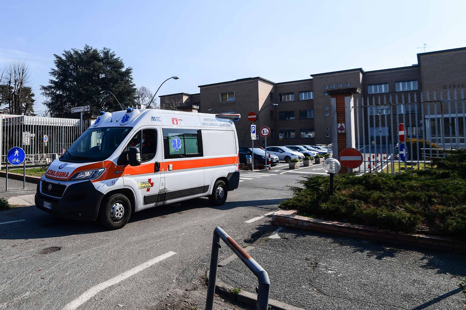 一辆救护车驶离了科多尼奥市的一家医院.(图源:cnn)