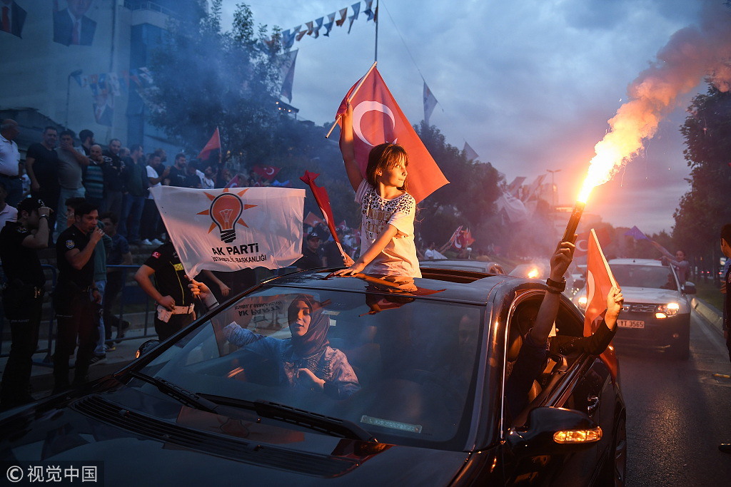 土耳其总统埃尔多安在大选中连任 支持者通宵庆祝结果 (1).jpg