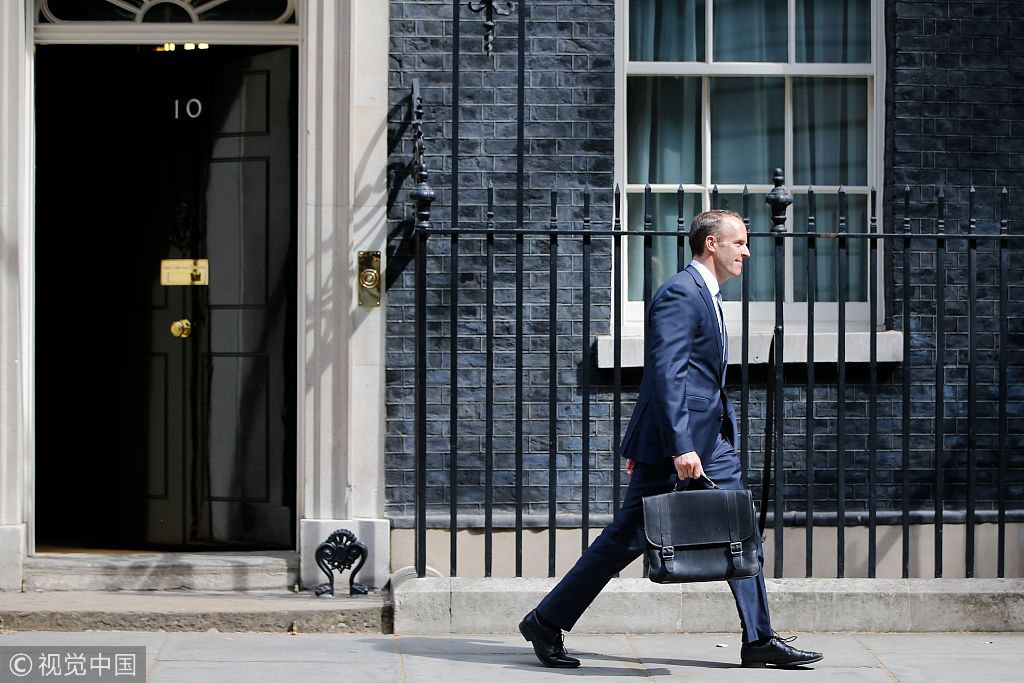 当地时间2018年7月9日，英国伦敦，英国新任脱欧大臣多米尼克•拉布离开位于伦敦市中心的唐宁街10号首相府.jpg