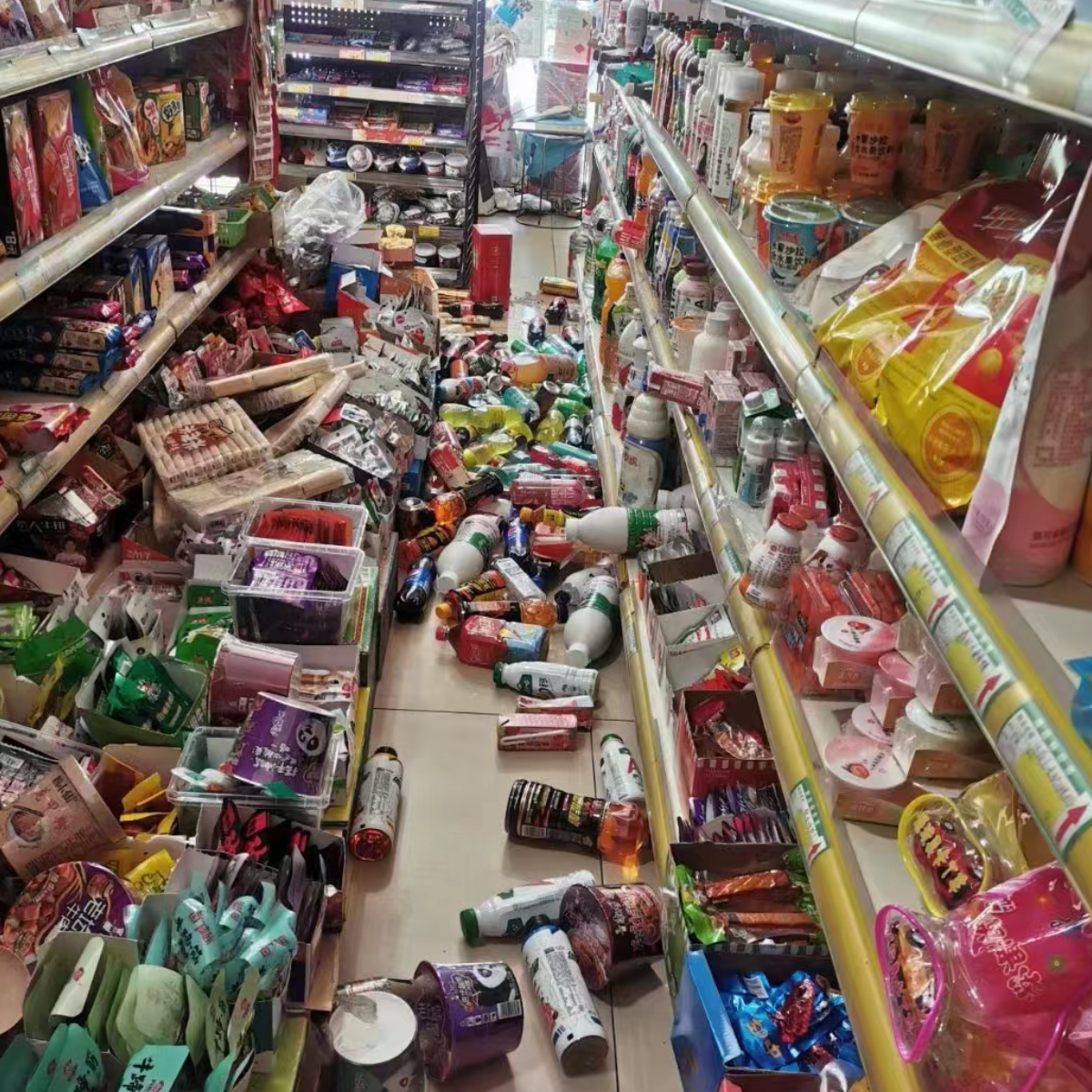 “晃动得厉害，像坐船！”四川汉源4.8级地震，超市货架商品被震落