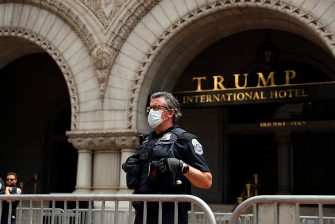 一名警察在特朗普大厦外站岗。（图源：美联社）.jpg