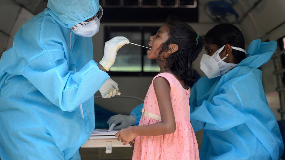 印度医护人员正在使用咽拭子为孩子做病毒检测。（图源：ANI通讯社）.jpg