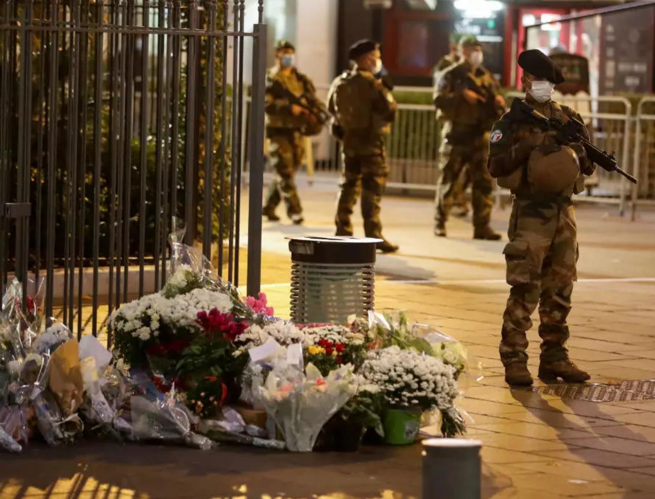 法国士兵在巴黎圣母院附近守卫，以示群众向2020年11月1日在法国尼斯发生的致命刀击袭击的受害者致敬。（图源：路透社）.jpg