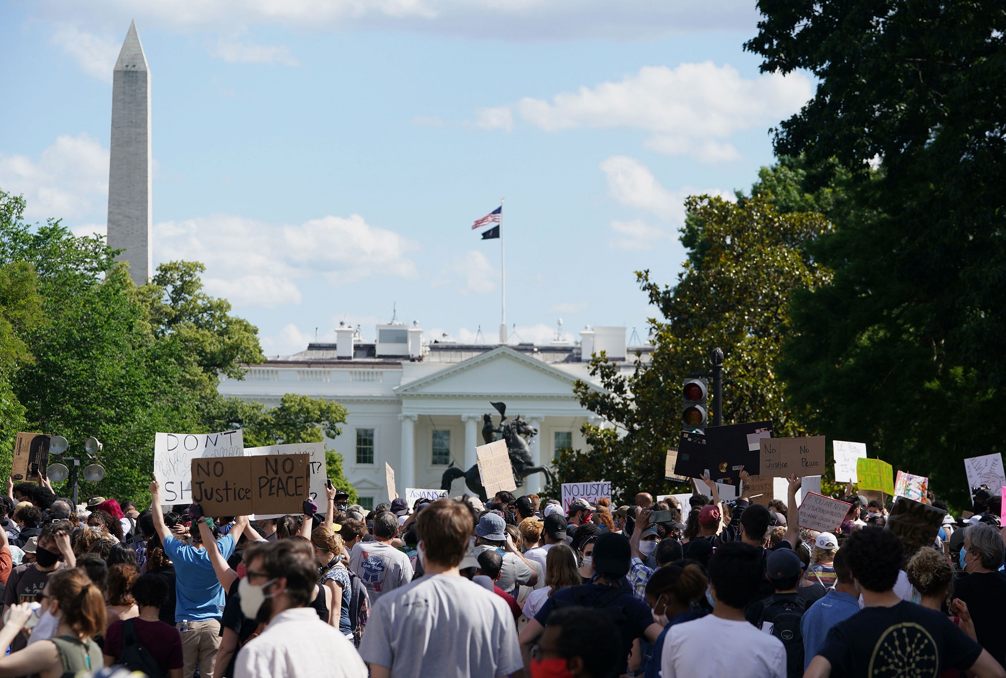 5月31日，示威者聚集在华盛顿白宫附近。（图源：法新社）.jpg