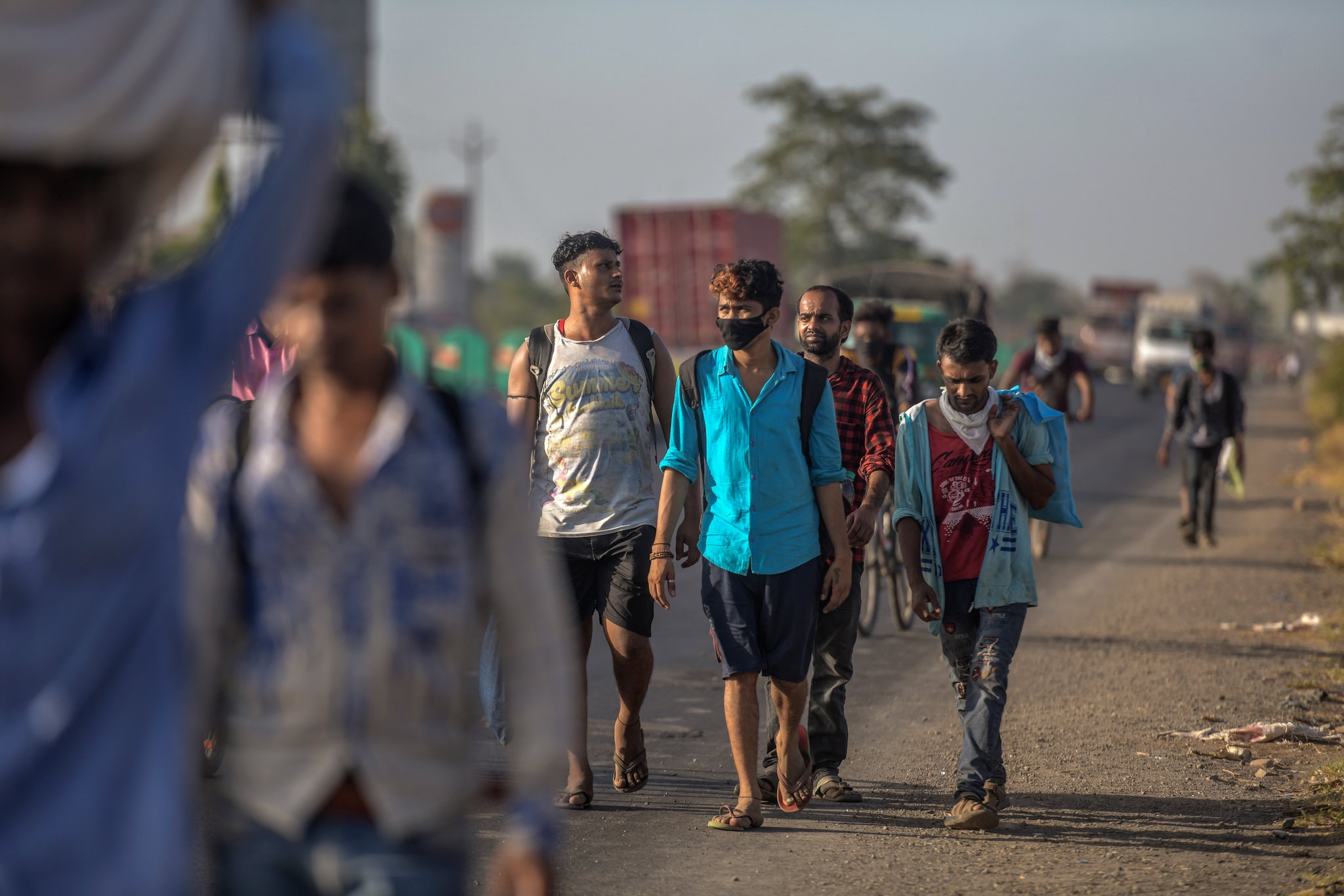 孟买的移民工人周四徒步返回北方邦纽约时报.jpg
