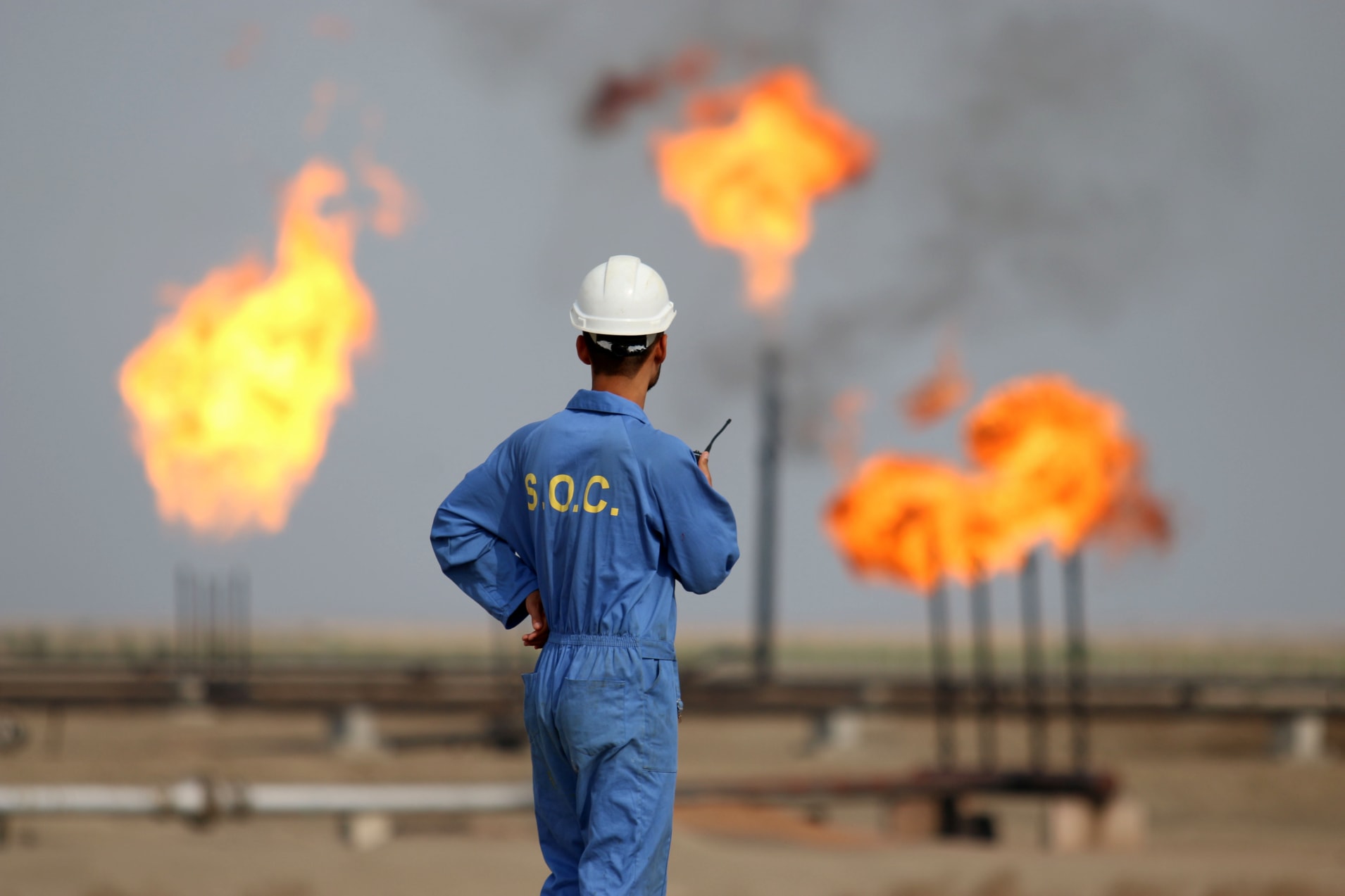 一名伊拉克工人在南部城镇纳西里耶的一家炼油厂工作。.jpg