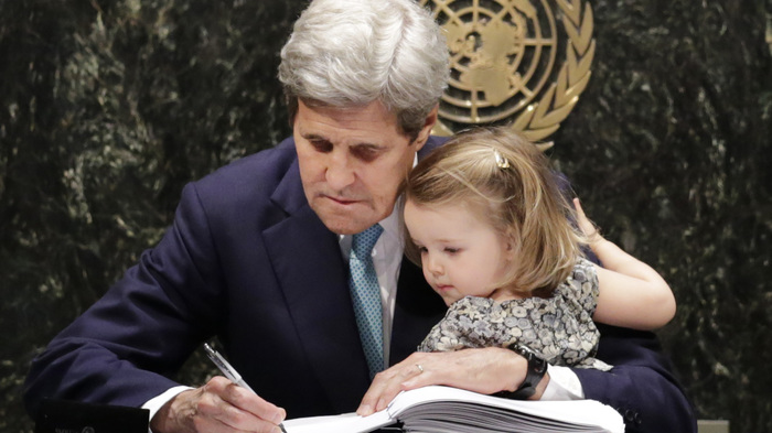 克里于2016年4月签署《气候变化巴黎协定》时持有孙女。（图源：NBC）.jpg