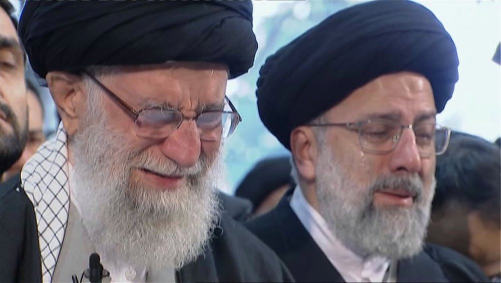 伊朗最高领导人阿亚图拉·阿里·哈梅内伊（Ayatollah Ali Khamenei）左路哭泣，他为在上周五在德黑兰大学校园因伊拉克无人机袭击而在伊拉克丧生的Qassem Soleimani将军的棺材祈祷.jpeg