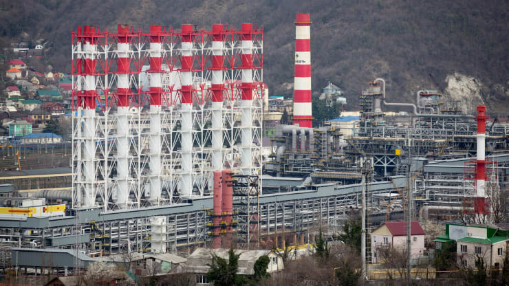 加工塔位于2020年3月23日星期一，由俄罗斯石油公司Rosneft Oil Co.运营的RN-Tuapsinsky炼油厂CNBC.jpeg
