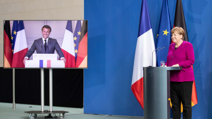 德国-5月18日：在2020年5月18日的冠状病毒危机期间，德国总理安格拉·默克尔和法国总统伊曼纽尔·马克龙通过录像看到了现场直播，在总理府与媒体交谈。CNBC.jpeg