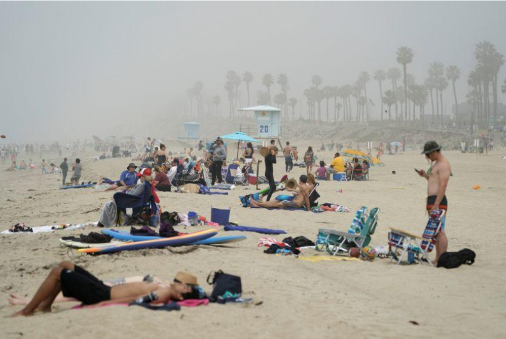 2020年4月25日，在美国加利福尼亚州亨廷顿海滩爆发冠状病毒病（COVID-19）期间，人们围坐在亨廷顿市海滩上.png