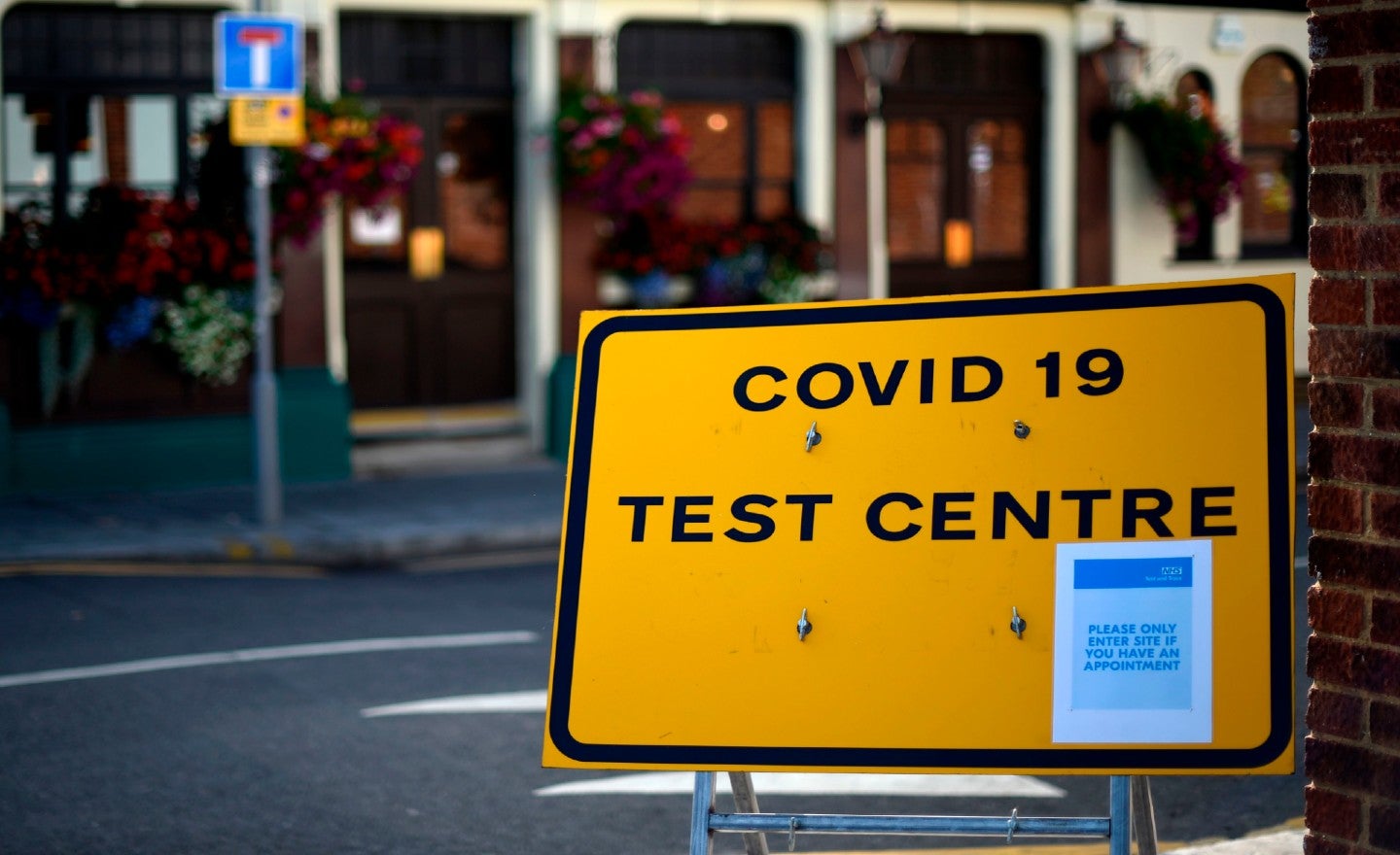 2020年9月17日，伦敦东部莱顿的街道上描绘了Covid-19测试中心的标志。（图源：法新社）.jpg