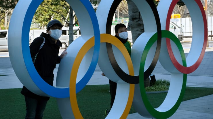 2020年3月24日，行人与东京奥运五环的装置合影。.jpeg