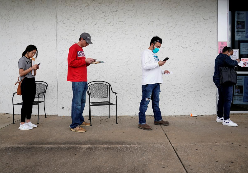 2020年4月6日，美国阿肯色州费耶特维尔市的阿肯色州劳动力中心，因冠状病毒病（COVID-19）爆发而失业的人排队等候失业。REUTERS.png