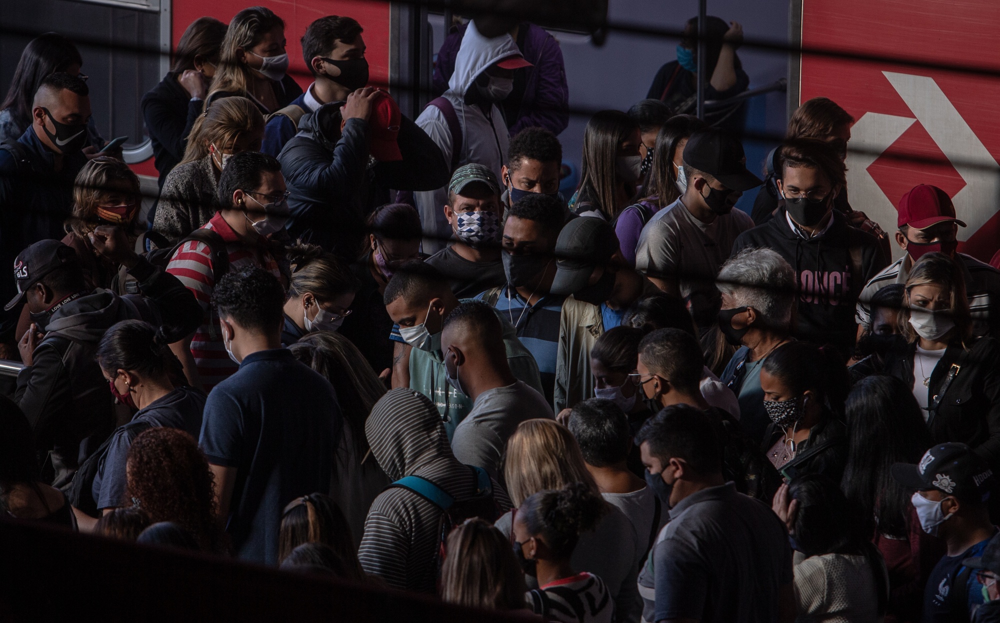 6月22日，戴着防毒面具的通勤者走在巴西圣保罗的Luz火车站内。（图源：彭博社）.jpg