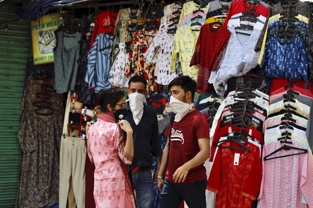2020年6月1日，星期一，一名妇女在印度新德里的Janpath市场上买衣服。周一，印度许多城市开通了更多的州，通勤人群涌入了道路，这是一项分三阶段实施的计划，尽管新感染病例呈上升趋势，但全国性冠状病毒封锁仍在开始。（美联社.jpeg