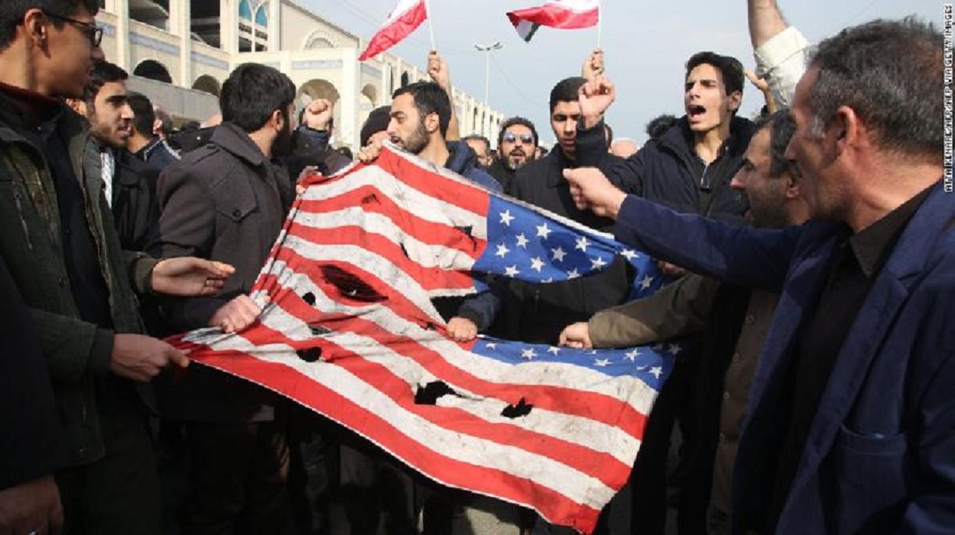 2020年1月3日在德黑兰的一次示威游行中，伊朗人撕毁了美国国旗.jpg