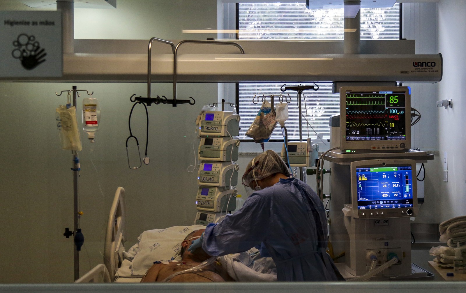 卫生专业人员在EmílioRibas ICU（圣保罗Covid-19治疗的参考中心）照顾病人。-图片：Miguel Schincariol 法新社.jpg