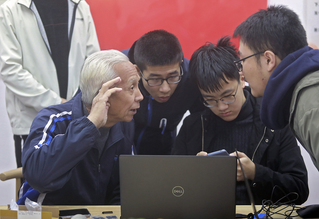 视觉中国 老年人智能手机.jpg