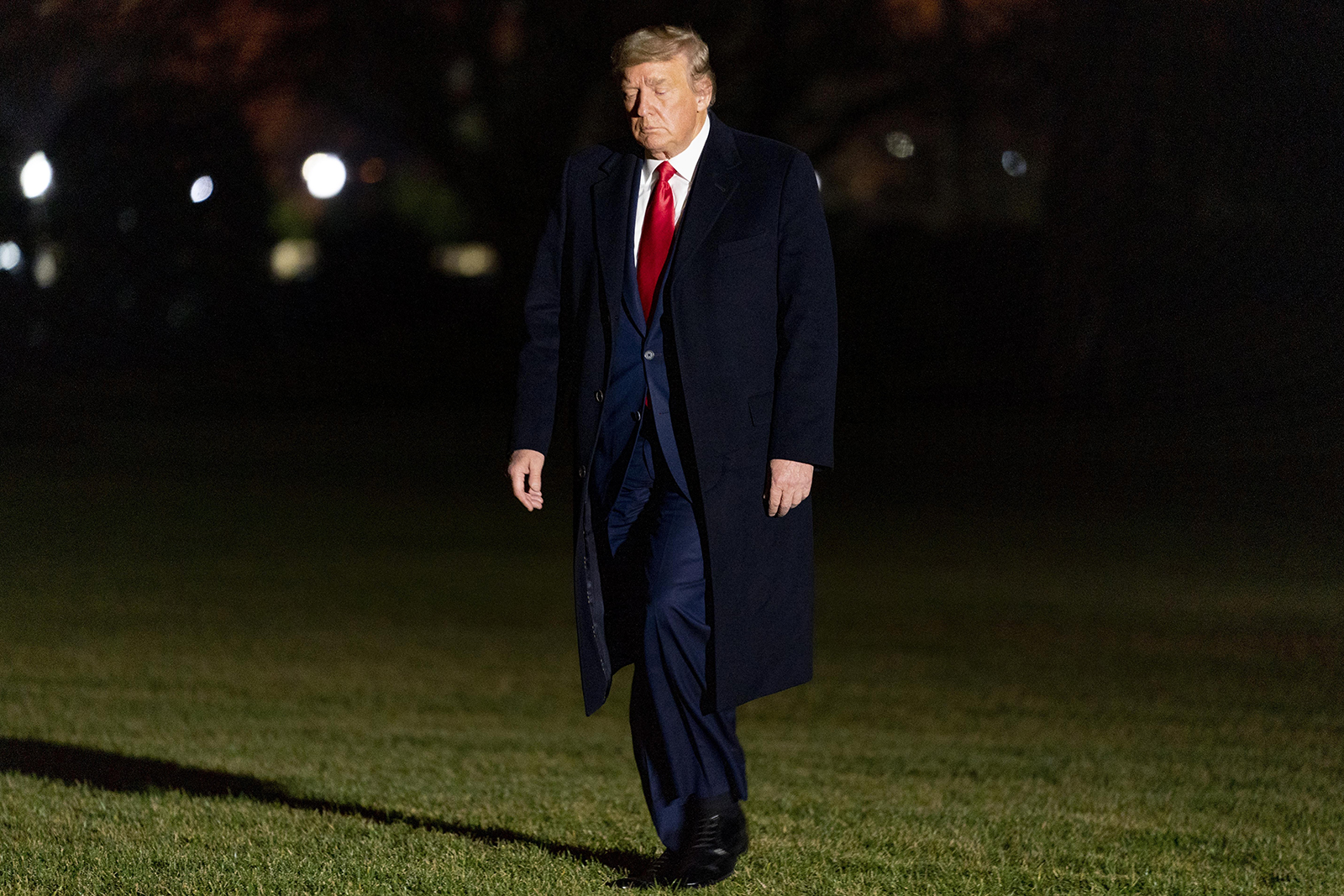 特朗普在1月5日晚于白宫草坪上。（图源：美联社）.jpg