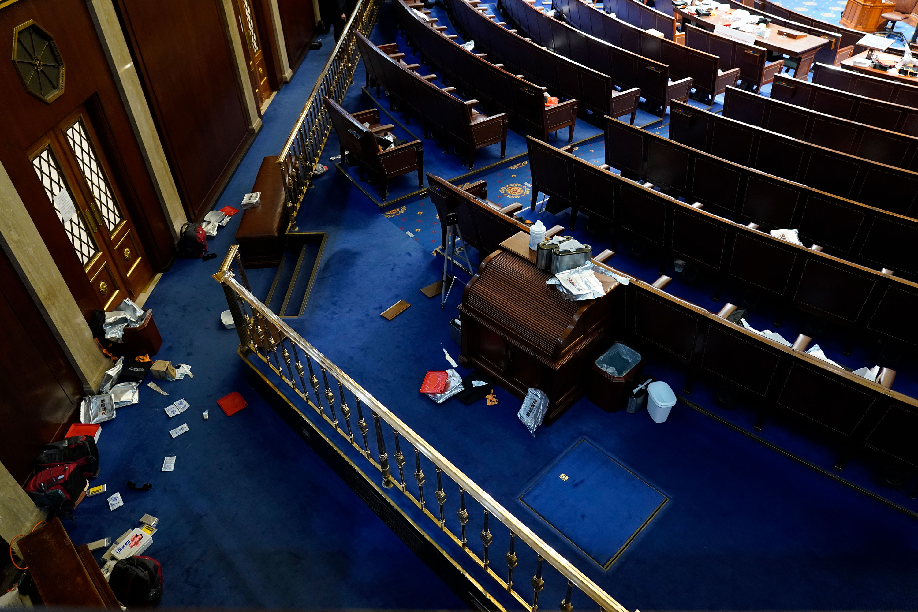 月6日被抗议者“攻占”国的国会大厦众议院大厅中满地狼藉。（图源：美联社）.jpg