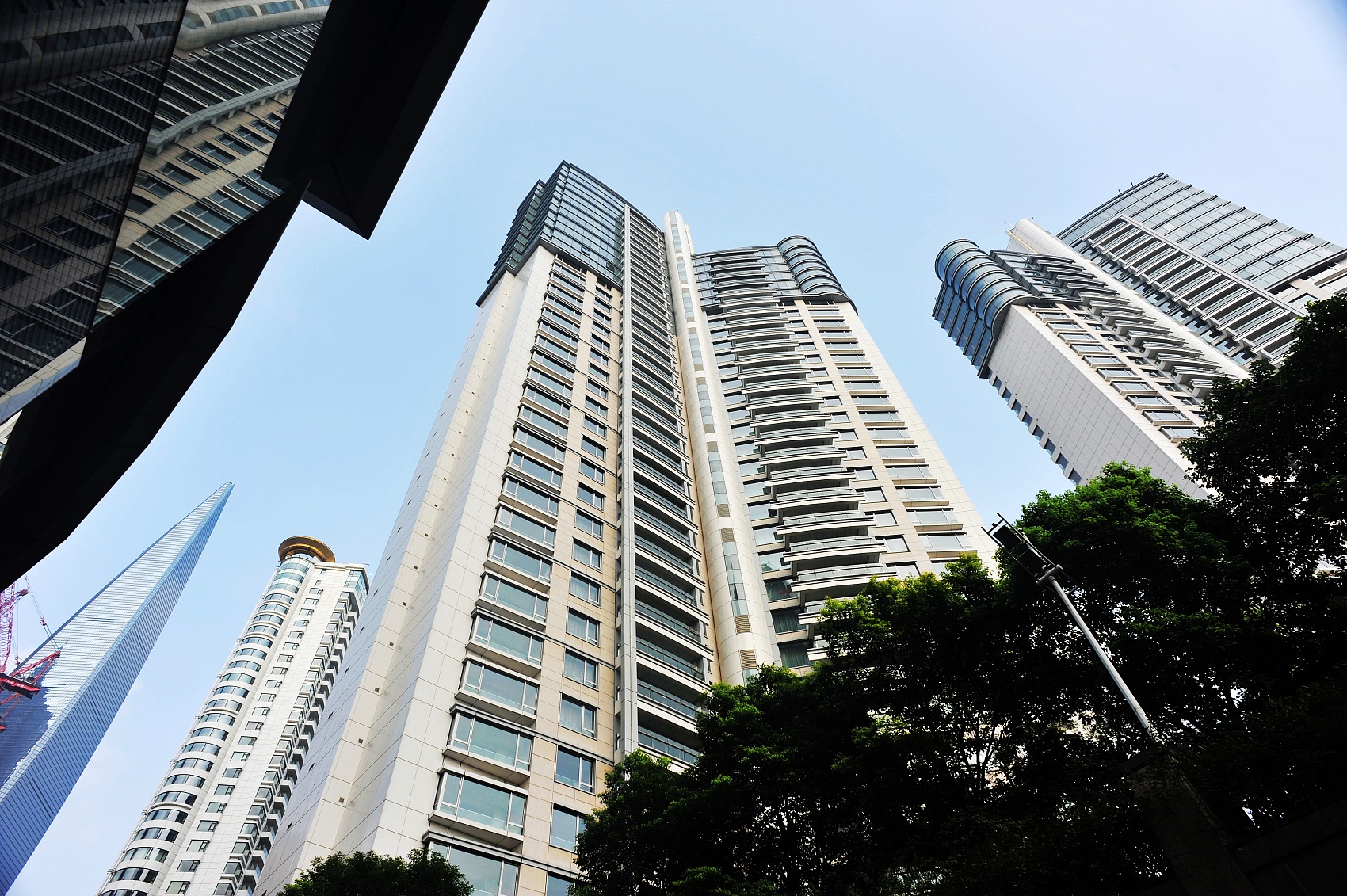 上海楼市打新仍火爆，千万豪宅也要抢，买家：认筹前，我去庙里烧了香