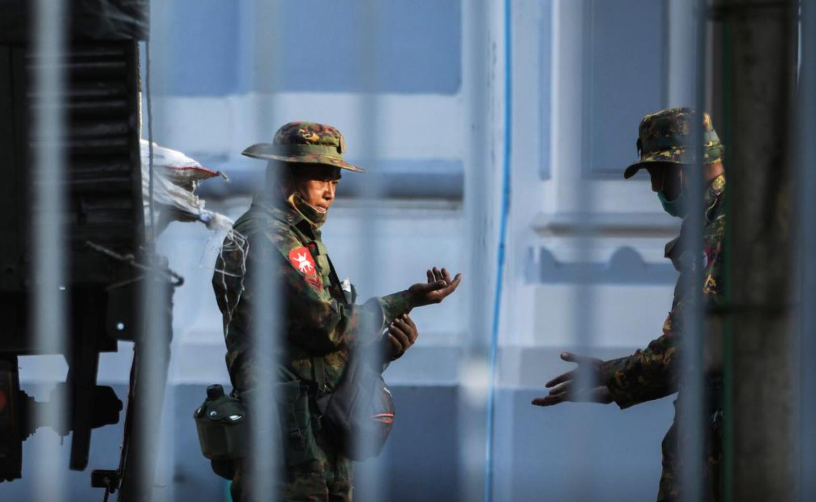 2021年2月1日，缅甸仰光市政厅外的缅甸士兵。（图源：路透社）.jpg
