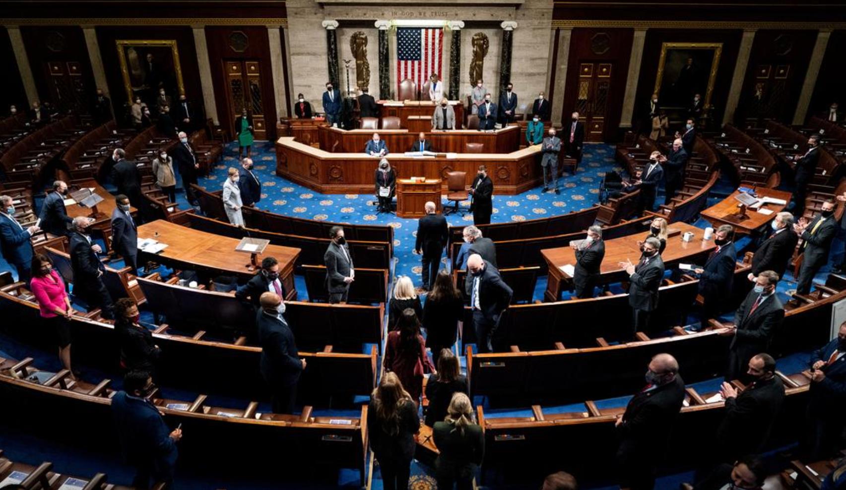 议员们在国会大厦遇袭后，继续召开国会联席会议。（图源：路透社）.jpg