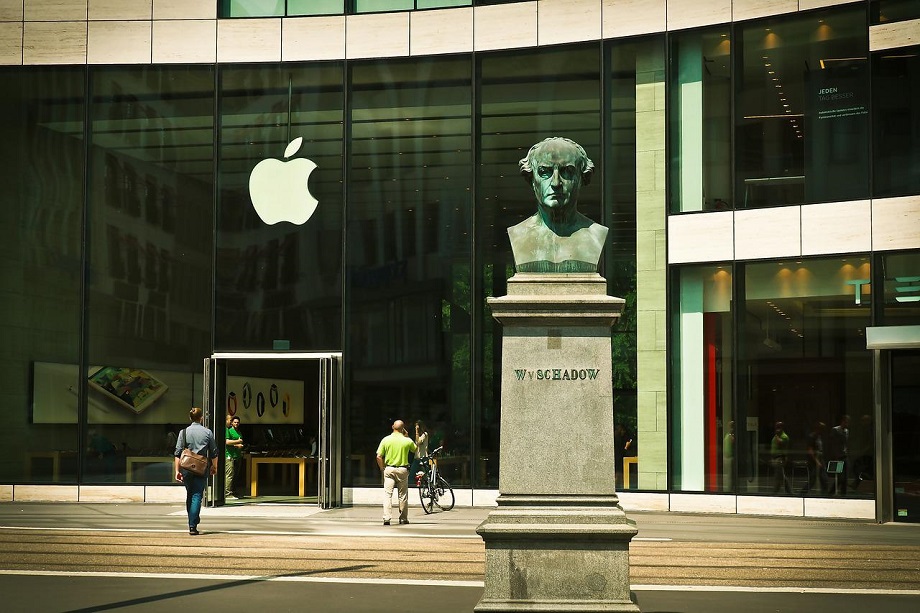 statue-g74f8506ce_1280.jpg