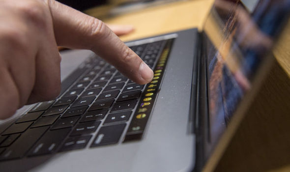 1479374781347033115.jpg touch-bar-apple-macbook-pro-launch-729631.jpg