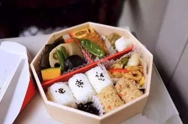 世界各国火车餐大比拼：看后流下哈拉子！
