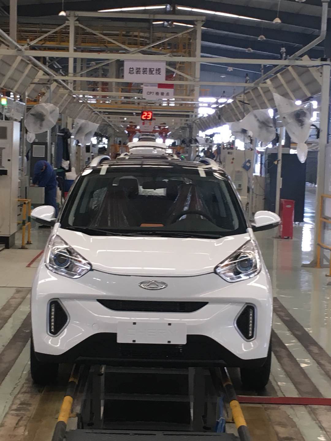 刚从安徽芜湖生产车间下线的奇瑞“小蚂蚁”汽车.jpg