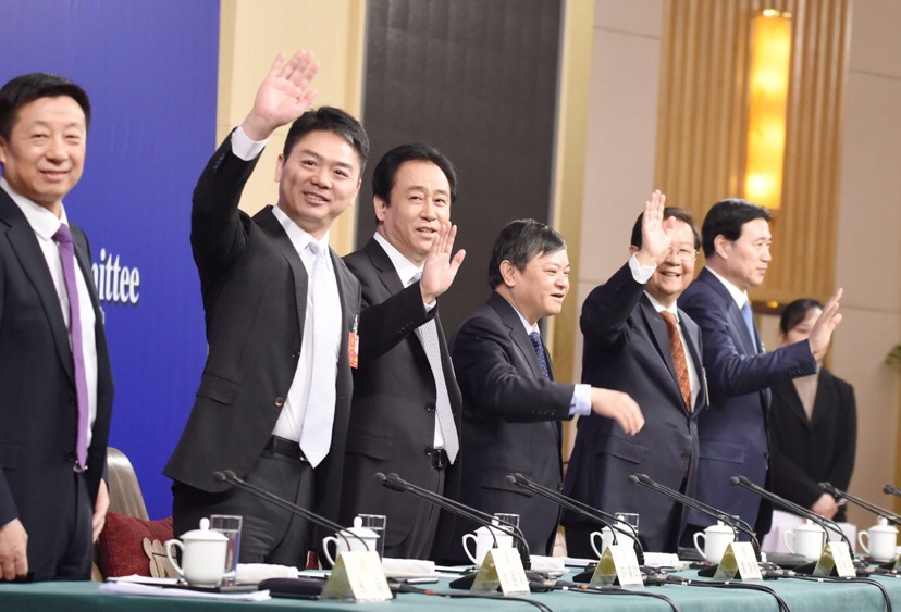 刘强东记者会上.jpeg