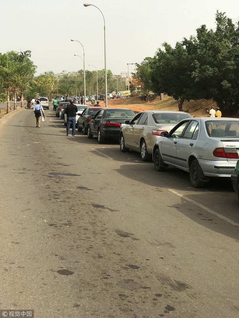 尼日利亚油荒 车辆排队加油.jpg