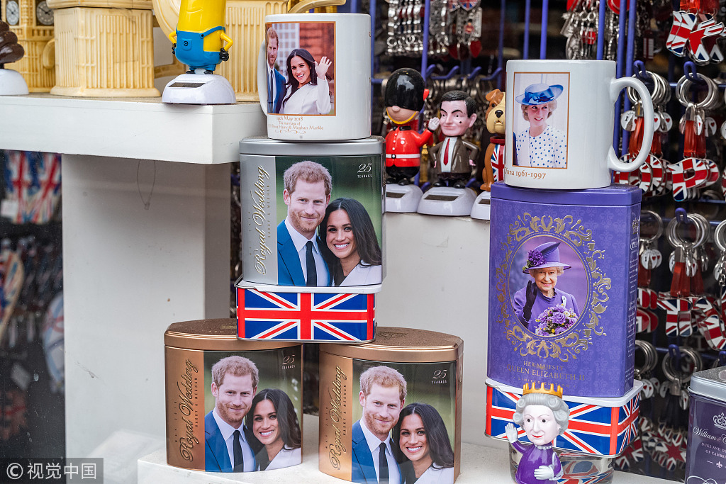 英国街头商店出售的哈里王子大婚纪念品.jpg